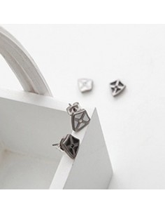 [IN52] INFINITE Cross Shield  Earrings / Piercing